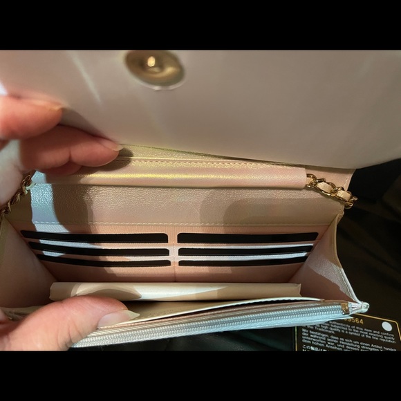 ❌SOLD❌🤍Chanel iridescent ivory New WOC🤍 - Picture 8 of 10